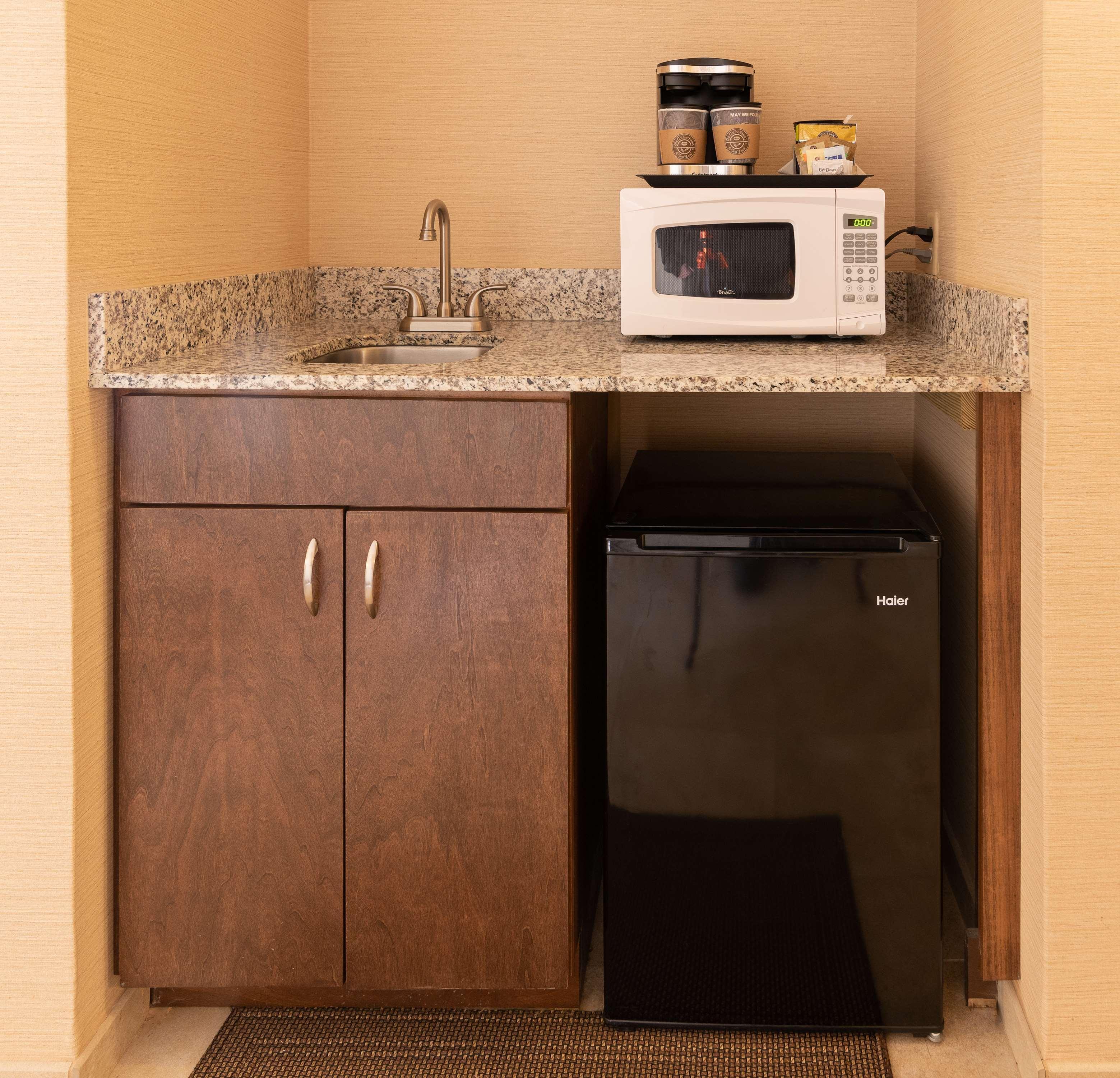 Doubletree By Hilton Norfolk Airport Hotel Bagian luar foto
