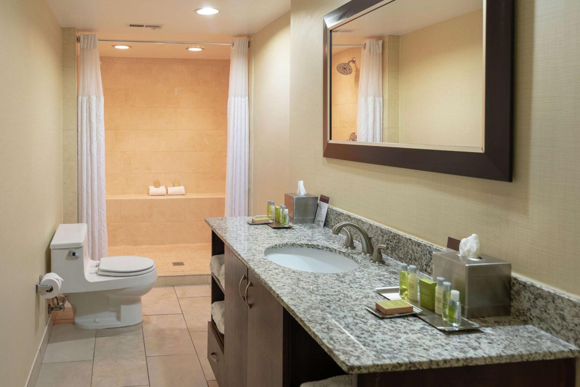Doubletree By Hilton Norfolk Airport Hotel Bagian luar foto
