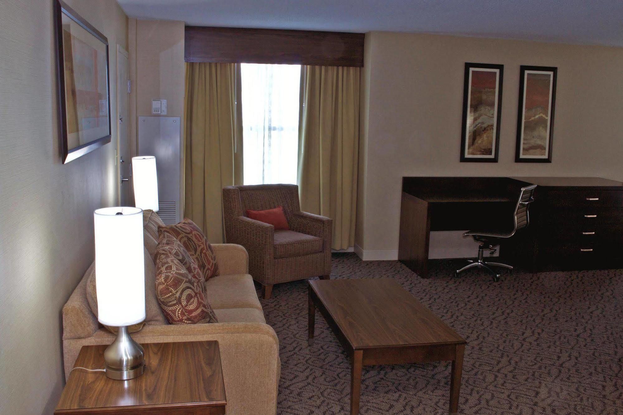 Doubletree By Hilton Norfolk Airport Hotel Bagian luar foto